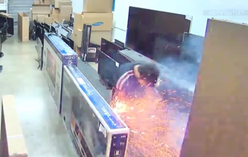 VIDEO| Unui bărbat i-a explodat țigara electronică în buzunar