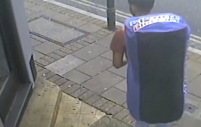 Criminal filmat cu geanta plină cu părți din corpul victimei sale, o femeie pe care a ucis-o în casa ei, în Anglia
