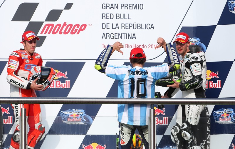 Valentino Rossi, la picioarele lui Diego Armando Maradona! Italianul s-a impus în Argentina și a sărbătorit succesul în tricoul lui El Pibe D'oro / GALERIE FOTO