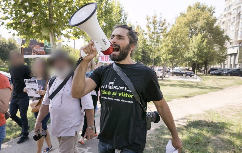 DIICOT a clasat dosarul privind acuzațiile de trafic de persoane la adresa activistului vegan. Acuzațiile de viol și act sexual cu minor, disjunse și trimise la alt Parchet