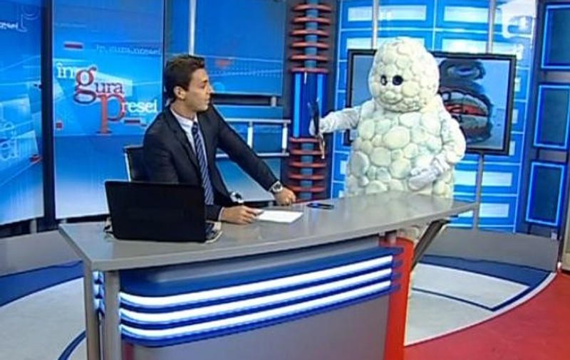 Asta-i tare! Mircea Badea, vizitat de o mascotă în emisiune! Uite ce faţă a făcut prezentatorul! | VIDEO