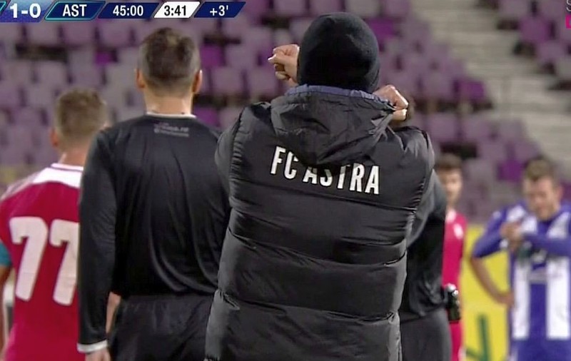 Edi Iordănescu a fost suspendat și amendat pentru gestul cătușelor făcut la adresa arbitrului Sebastian Colțescu