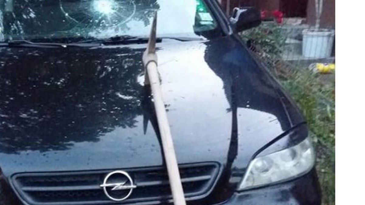 Un bărbat a atacat o maşină de poliţie şi a lovit un om al legii cu un târnăcop