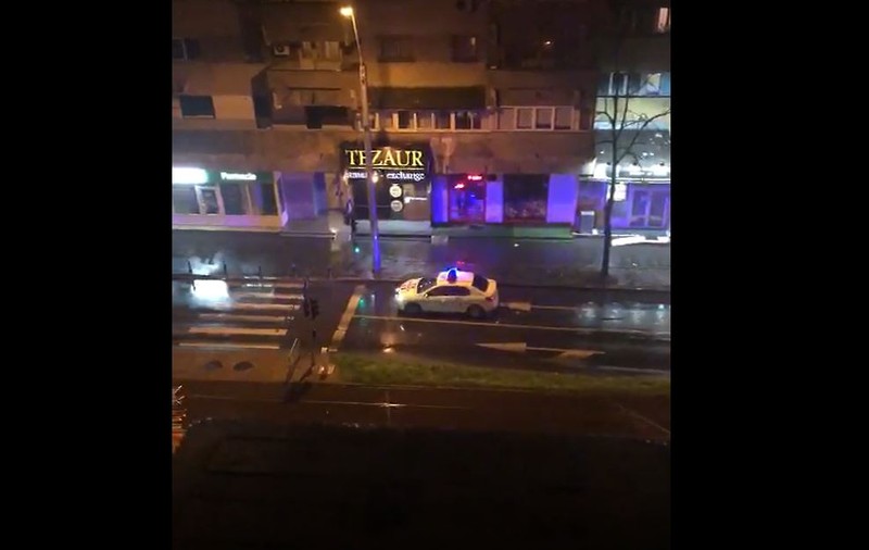 Polițiștii patrulează pe străzi și îndeamnă oamenii prin megafoane să respecte restricțiile autorităților: „Stați în case”