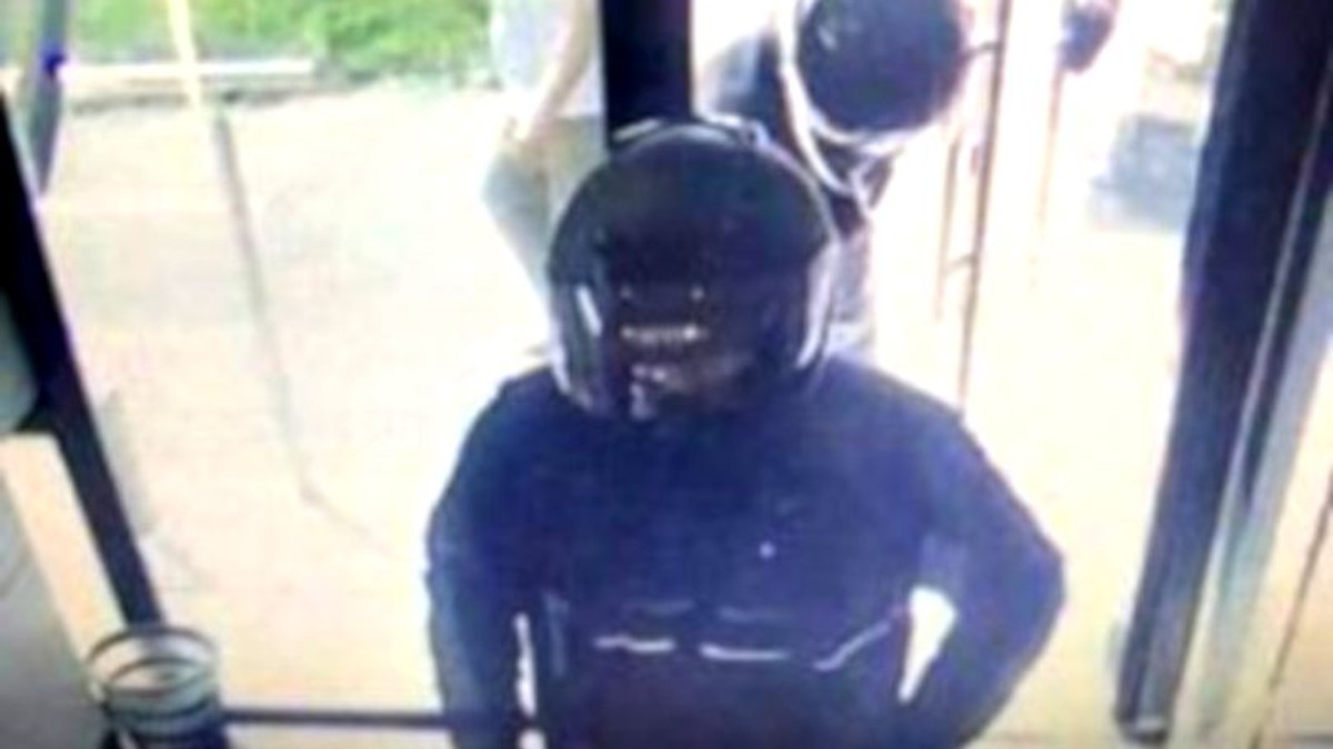 A fost arestat unul dintre cei doi motocicliști care au jefuit o bancă din Baia Mare. motociclist jaf-baia-mare