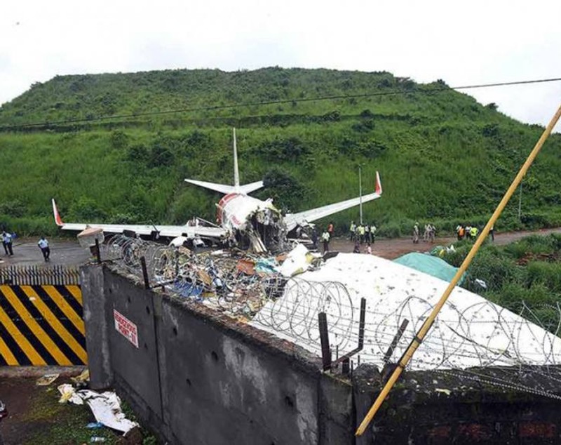 Momentul șocant în care un avion militar se prăbușește în Filipine. Cel puțin 29 de oameni au murit