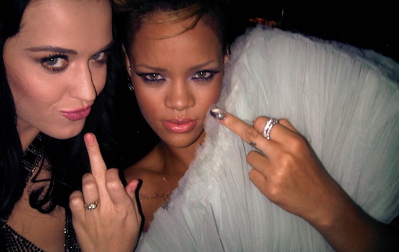 Katy Perry şi Rihanna fac semne obscene