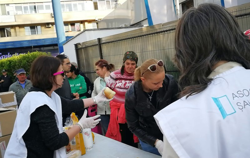 VIDEO | Oamenii străzii au luat masa de Paște la câteva zile după sărbătoare. O asociație a debarasat mesele bucureștenilor și, din ce-a strâns, le-a oferit acestora o cină