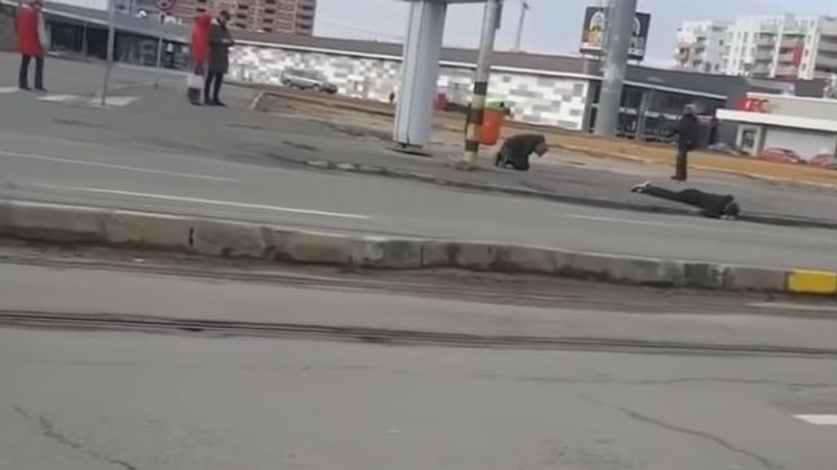 Fenomenul "Zombie" a ajuns și la Oradea. Tineri din Oradea, căzuți pe trotuar
