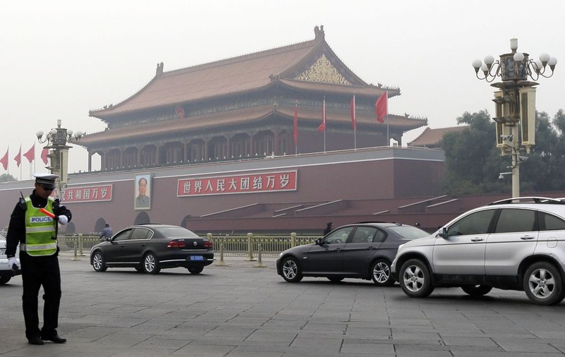 Tragedie în China! Un autovehicul în flăcări a intrat în mulţimea de turişti din Piaţa Tiananmen | FOTO