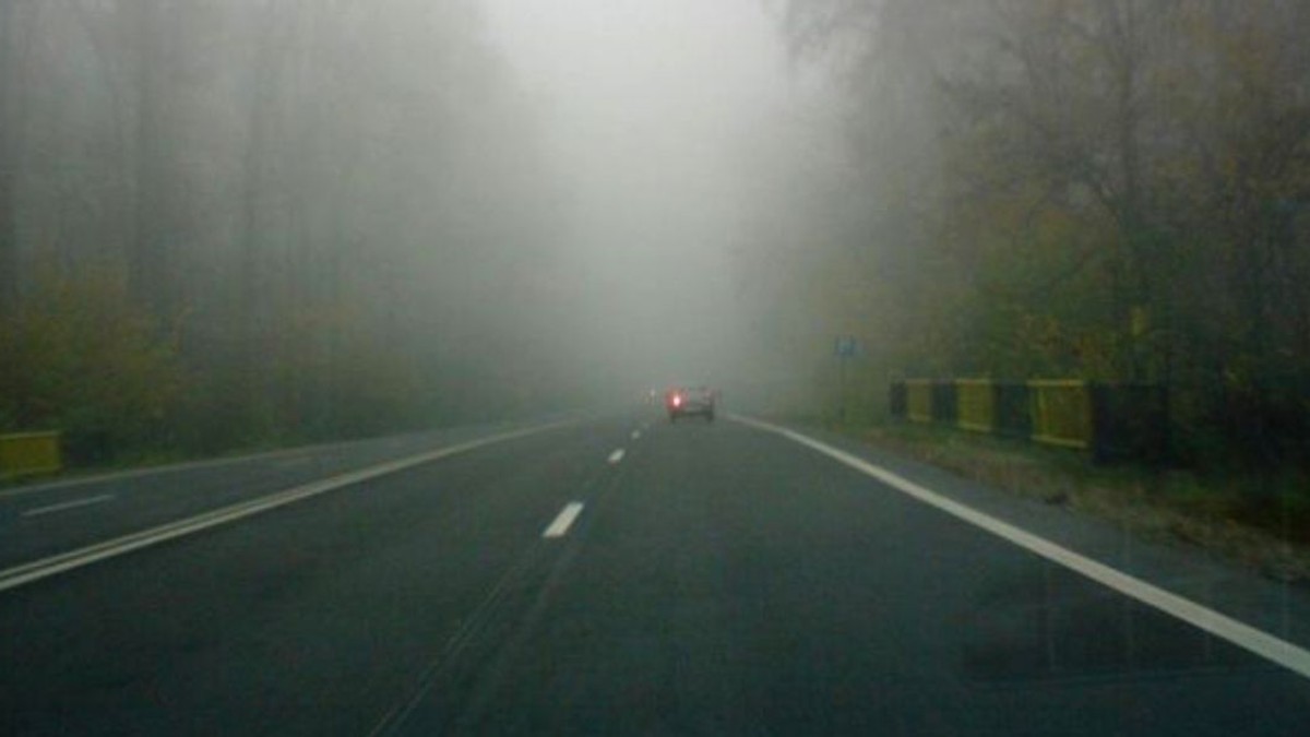 Cod galben de ceață în Botoșani și alte 8 județe. Ceață, pe o stradă