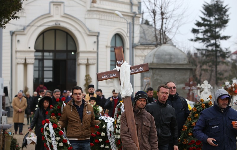 EXCLUSIV/ Scene sfâșietoare de la înmormantarea soției lui Ion Lăceanu! Solistul, împietrit de durere