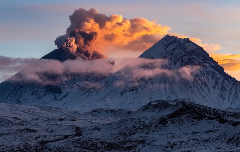 Vulcanul Kliucevskoi din Rusia a erupt, aruncând o coloană de cenușă până la 14 kilometri înălțime. VIDEO