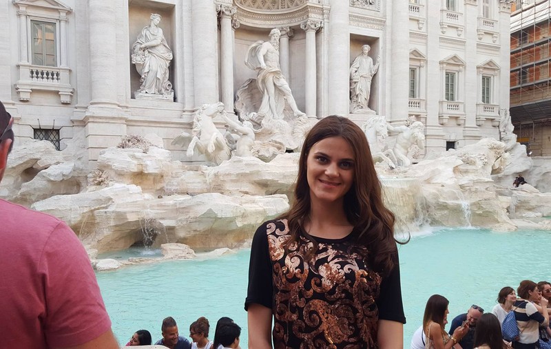 A luat Roma la ”picior” să-și pună o dorință ciudată la Fântâna di Trevi. Află despre ce artistă cunoscută este vorba.