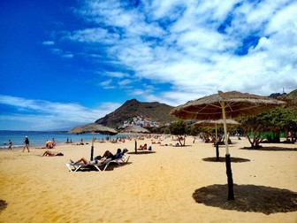 Tenerife, în vremuri mai bune, cu turiști pe plajă