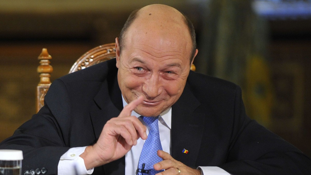 Băsescu îl ironizează pe Dragnea