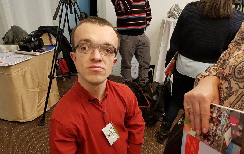 Soarta lui Codrin, tânărul cu boală rară. Izolat de mic, scos mereu ”în afara vieții”