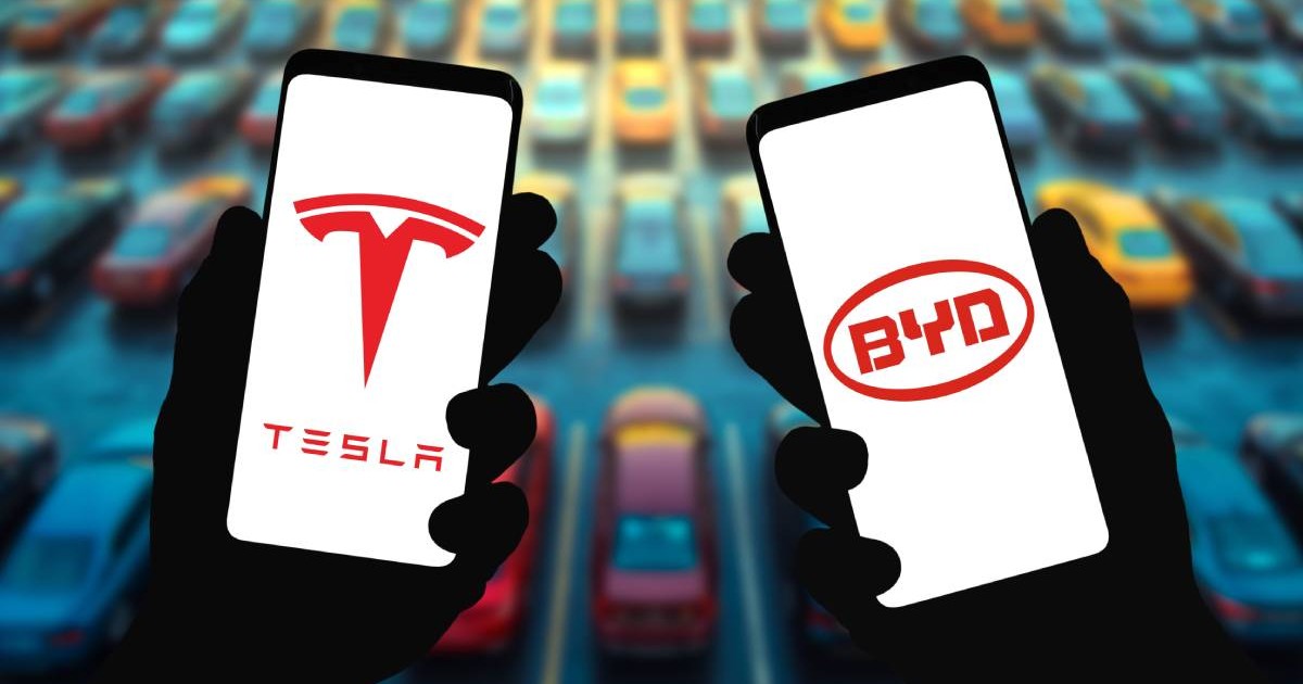 Persoană care ține în mâini două telefoane, pe cel din stânga este prezentată sigla Tesla, iar pe cel din dreapta sigla gigantului auto chinezesc, BYD. Pe fundal se pot observa mai multe mașini electrice.