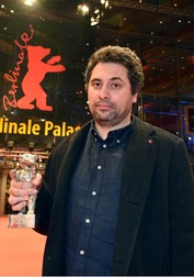 Radu Jude, alături de trofeul câștigat în urmă cu șase ani la Berlinală FOTO: EPA