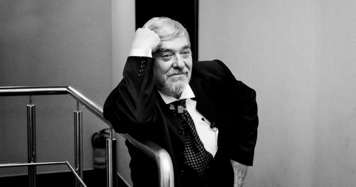 Actorul Mihai Dinvale, îmbrăcat într-un costum, surprins într-o fotografie alb-negru.