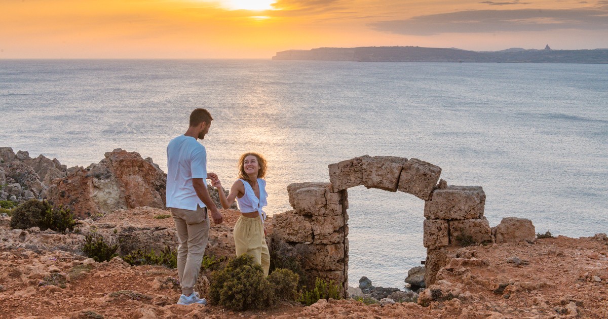 Cuplu se plimba la apus in Malta
