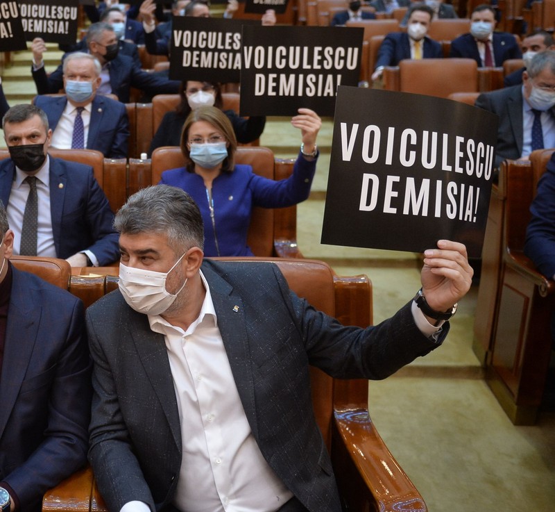 Marcel Ciolacu, ținând un carton prin care cerea demisia lui Vlad Voiculescu din funcția de ministru al sănătății, la prima sesiune ordinară a Camerei Deputaților din 2021, ținută pe 1 februarie, la Parlament. Foto: Alexandru Dobre / Mediafax Foto / Hepta