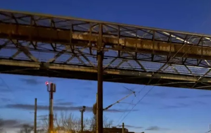 Un copil s-a electrocutat, după ce a căzut de pe o pasarelă pietonală pe firele electrice, apoi pe o locomotivă, la Iași