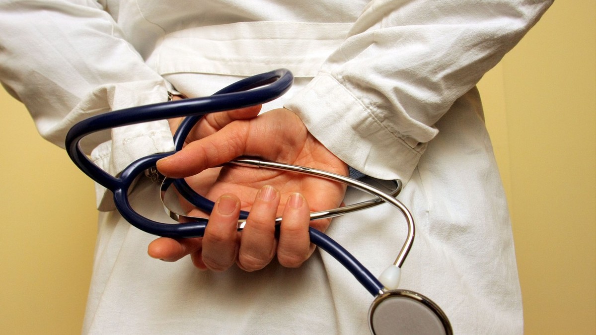 medic care ține un stetoscop în mâini