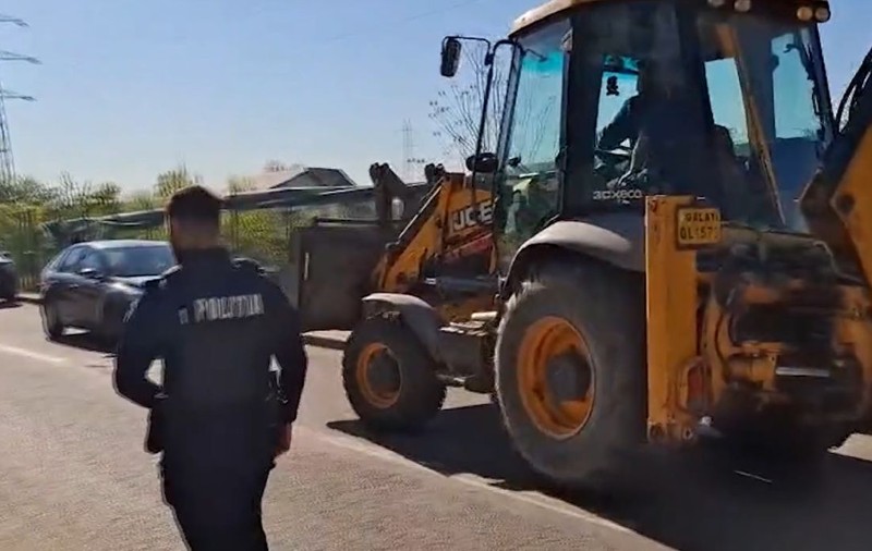 „Am venit să iau drona!”. Un angajat Ecosal Galați a venit cu un buldoexcavator în zona de impact a dronei Geran-2, care s-a prăbușit noaptea trecută