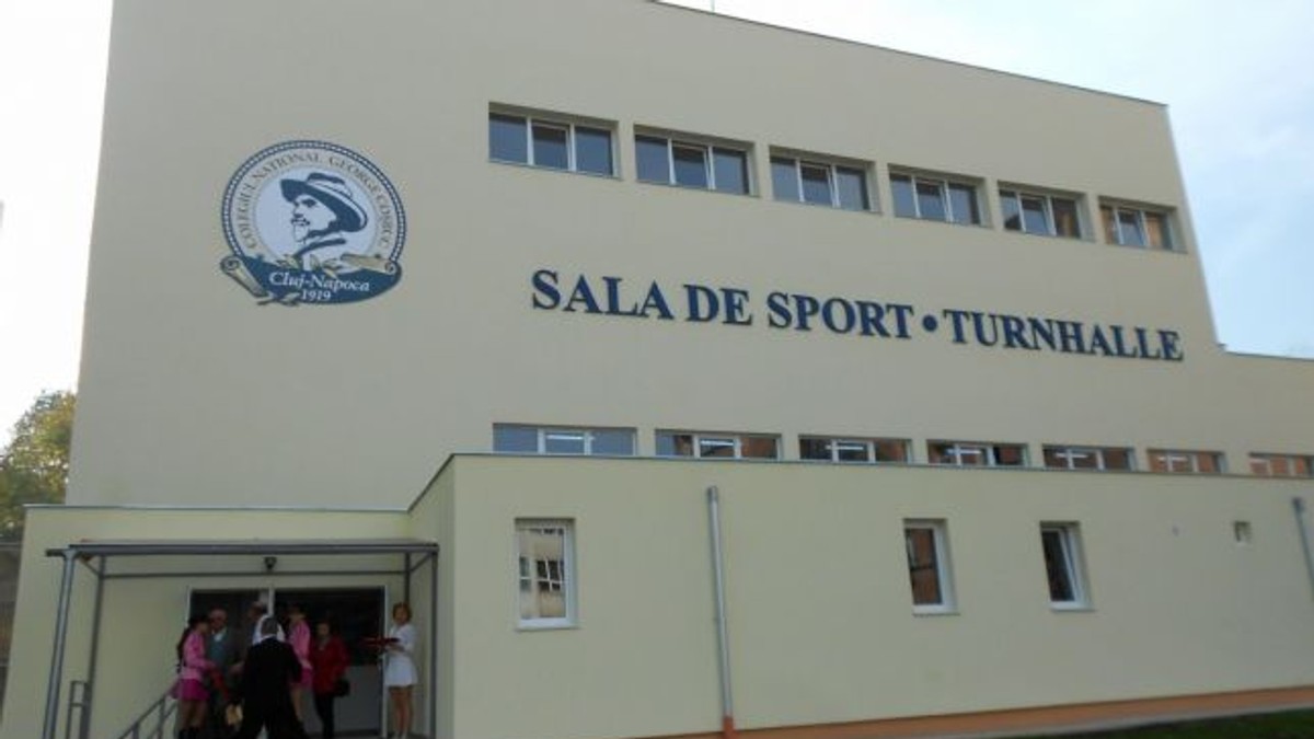 O sală de sport din Cluj, construită cu 2 milioane de lei trebuie reparată după cinci ani de la inaugurare. Reabilitarea costă de trei ori mai mult
