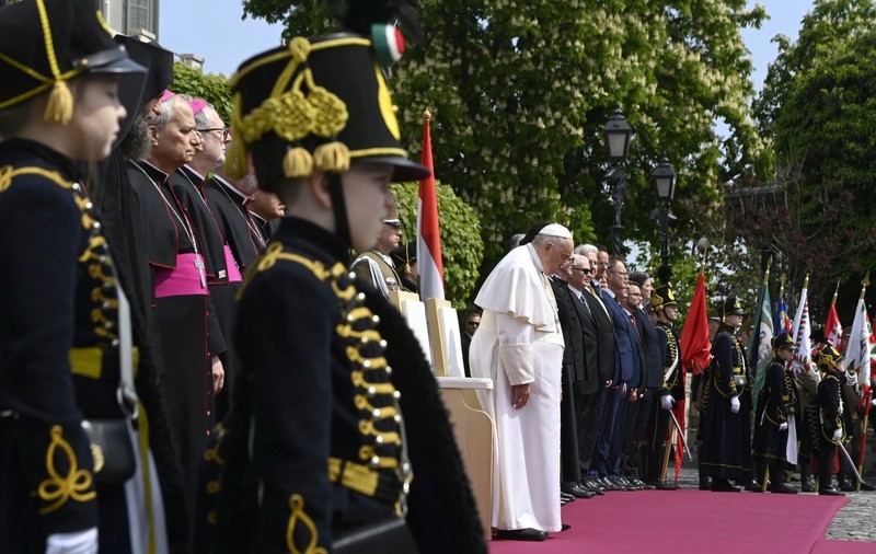 Papa Francisc a ajuns în Ungaria pentru o vizită de trei zile în care războiul din Ucraina e așteptat să fie una din temele principale
