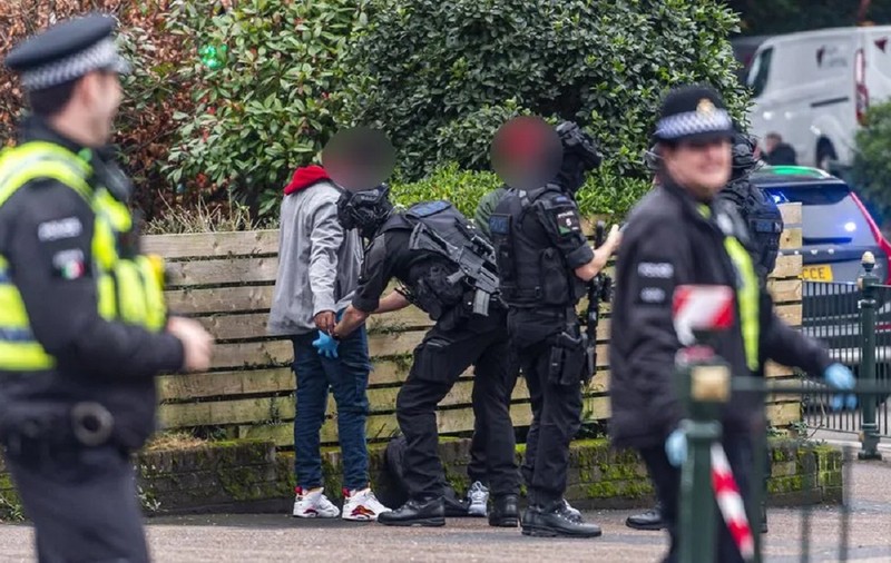 Bande rivale de studenți români și afgani, lupte cu macete în campusul Colegiului Bournemouth: „Se urăsc!”