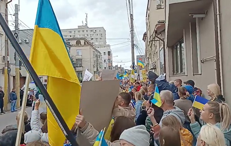 Protest la Constanța față de crimele de război comise de Rusia în Ucraina. Mulți dintre cei 500 de manifestanți sunt refugiați
