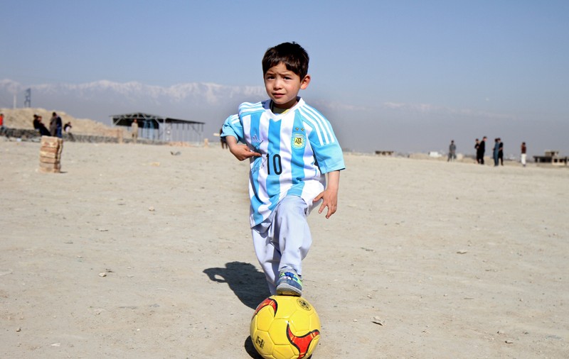 Băiețelul care și-a făcut tricou cu Messi dintr-o pungă trece prin clipe cumplite! Ce a pățit micuțul după ce a devenit celebru| FOTO&VIDEO