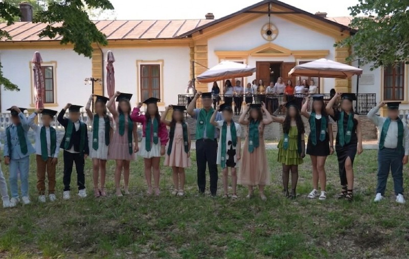 Părinții elevilor de clasa a IV-a, revoltați de cheltuielile care ajung și la 1.000 de lei, la sfârșitul anului școlar: „Mai că nu am fost certată”