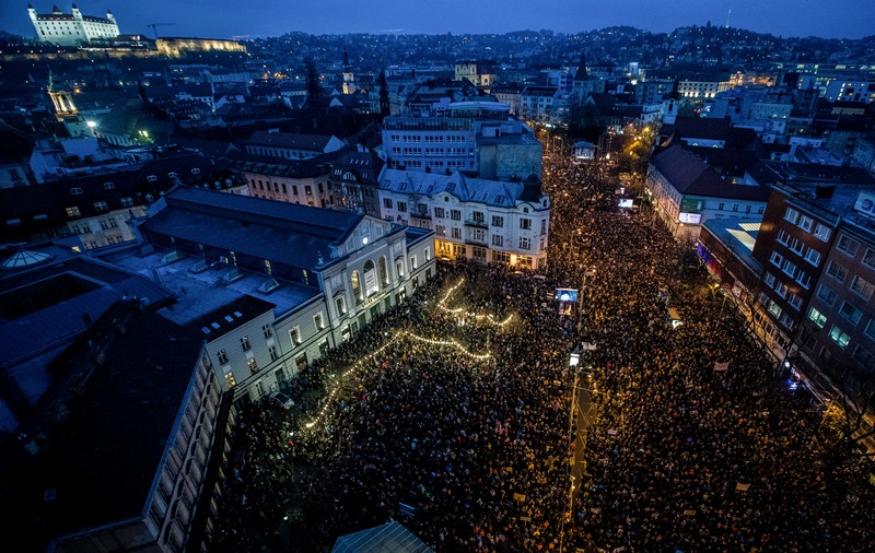 Noi proteste de amploare în Slovacia. Zeci de mii de oameni au cerut alegeri anticipate