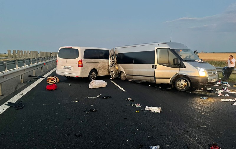 11 oameni răniți, printre care și un copil de 4 luni. Ciocnire violentă între două microbuze pe autostrada A1