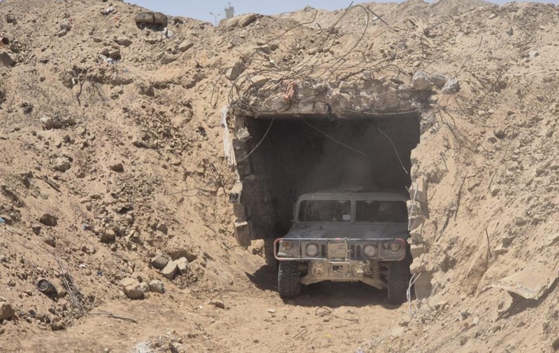 Tunel înalt de trei metri prin care pot trece vehicule, descoperit de armata israeliană în zona de frontieră Gaza-Egipt. VIDEO