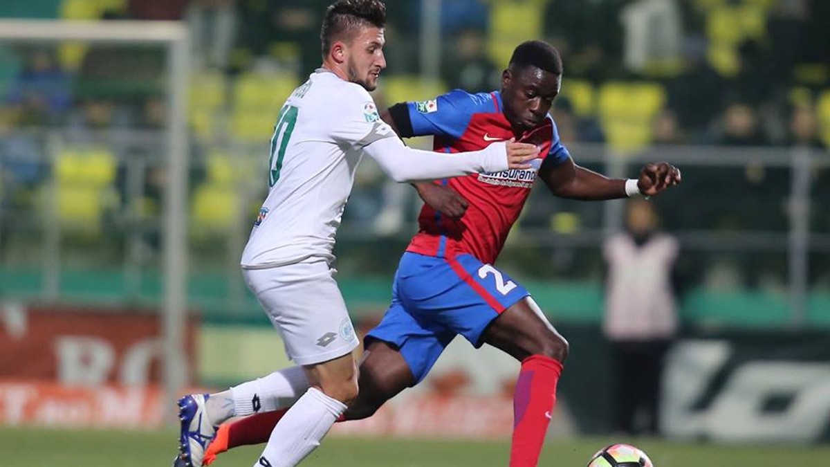 Neluț Roșu (stânga) l-a păcălit pe Moke (dreapta) și a marcat golul victoriei din meciul Chiajna - Steaua 1-0