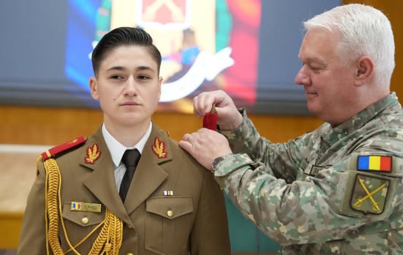 Miruna Gabriela Duracu a absolvit Academia Militară  „West Point” din Statele Unite și a primit primul grad în Armata Română