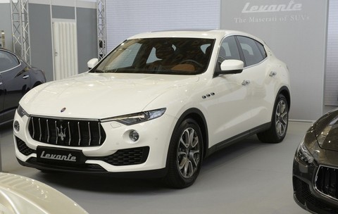 Un bunic milionar cu Maserati a primit o amendă de 65.000 de euro după ce s-a dat jos din mașină ca să țipe la un alt șofer