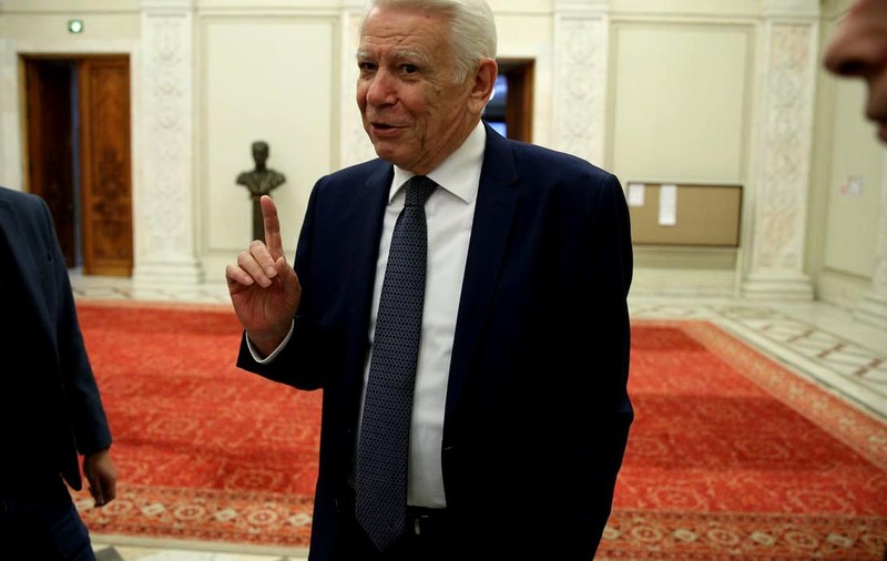Teodor Meleşcanu refuză să spună dacă demisionează de la şefia Senatului: Nu fac pasul înapoi, fac într-o parte