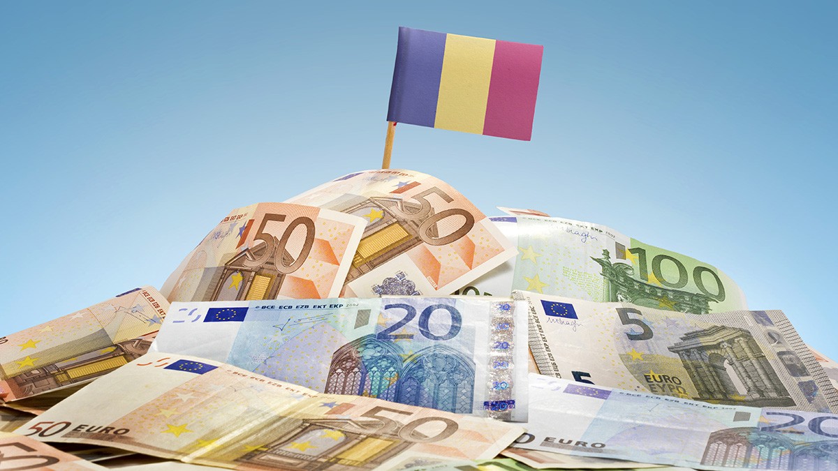 Drapelul național al României lipit într-o grămadă de bancnote europene