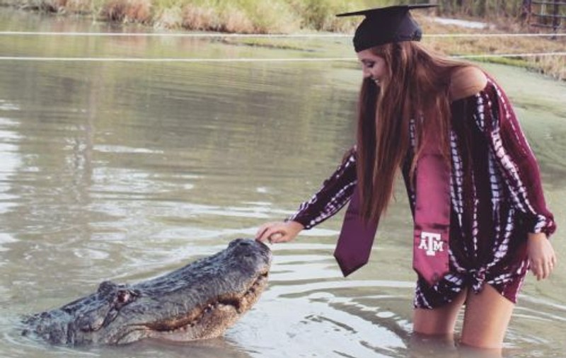 FOTO | O tânără s-a fotografiat la absolvire cu "unul dintre cei mai buni prieteni" ai ei, un aligator de 4 metri