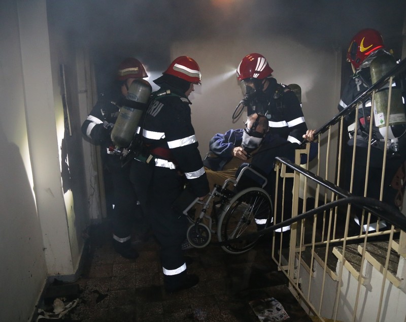 Zeci de oameni, evacuați în urma unui incendiu în București, pe bulevardul Râmnicu Sărat