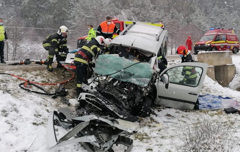 Două femei au murit, sunt doi răniți, la Rășinari, în Sibiu. O mașină a intrat într-un autocar