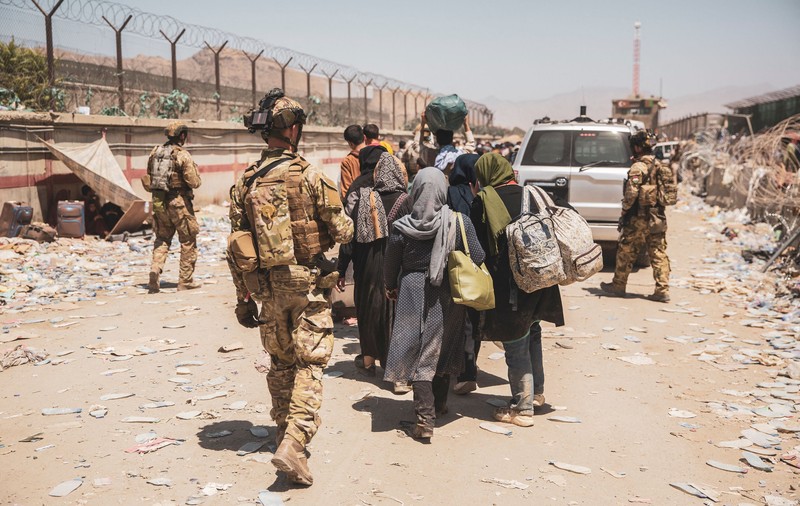 SUA intervin cu elicoptere și militari la sol pentru extragerea unor cetățeni în afara aeroportului din Kabul