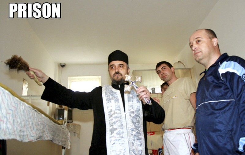 Nu o să îţi vină să crezi CE AU AJUNS SĂ SFINŢEASCĂ PREOŢII! | FOTO
