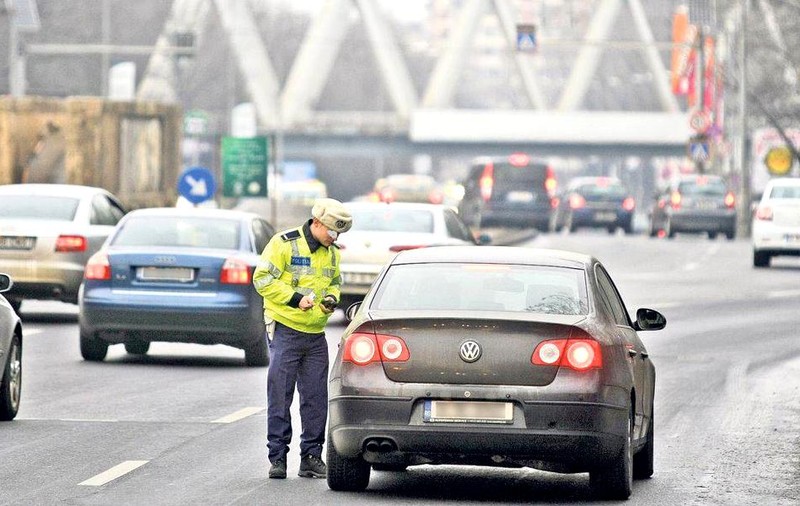 Doi șoferi drogați, prinși în trafic de polițiștii giurgiuveni. Testele rapide au arătat că bărbații consumaseră cocaină, ”drogul bogătașilor”