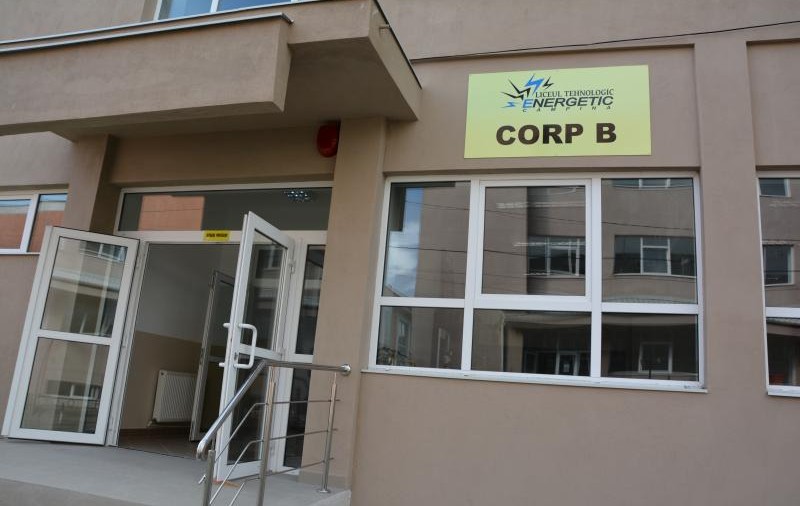 VIDEO | Două eleve din Câmpina s-au bătut pe holurile liceului